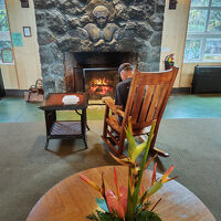 暖炉の前のロッキングチェアは特等席