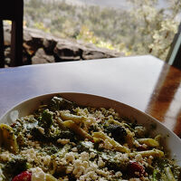 火口を眺めながらお食事ができます