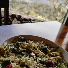 窓の外にはハレマウマウ火口が広がっています。