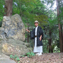 長楽時の石碑の前で