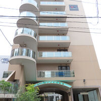 ホテルの外観。広い通りより１本、狭い通りに入ったところ