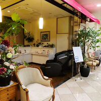 無料のマッサージチェアがあったラウンジが入口近くにある