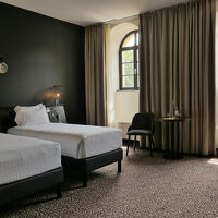 ベッドが小さいのではなく、とても広い客室です