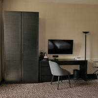 部屋が広いのでテレビが小さく見えちゃいます