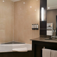 お洒落なヴィレロイ＆ボッホのバスタブがある広いバスルームです