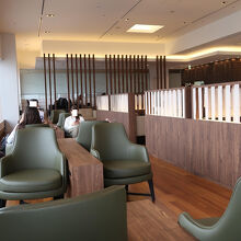 席と席の間を広く取ってあってゆったり。