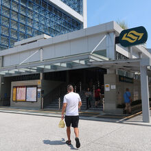 マリン・パレード駅1号出口からすぐそこ。（画中の赤い☆印）