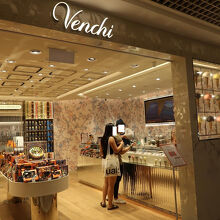 日本関連のお店のほか、イタリアのVenchiや…、