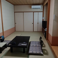 お部屋は１０畳の部屋　大人４人でいっぱい