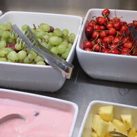 ピンク色はさくらんぼのヨーグルト