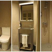 シャワーに仕切りがないバスルーム