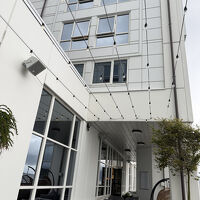 ホテルの裏側には、海に面したオープンテラスがあります