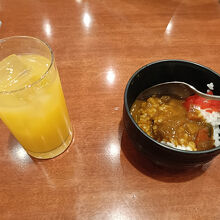 ウエルカムドリンクとカレー