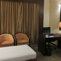 エキストラベッドのせいで狭い室内が更に狭く