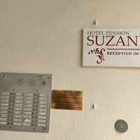 入口にあるボタンを押して、オートロックを解除してもらいます