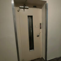 エレバーターはドアを引いて開けるタイプ