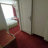 玄関ホールが広いので、部屋が広く使えて便利