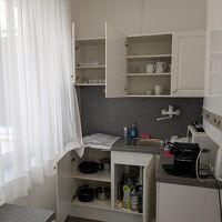 コンパクトなキッチン。照明は少し暗め