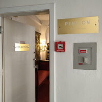 ２階に上がり、ドアを開けるとフロントがあります