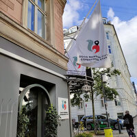 角地にあり、旗が目立ちます