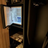 無料の水一日2本、ガウン、スリッパ、金庫、冷蔵庫