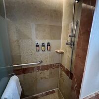 浴槽はありません。シャワーのみ。アメニティーはロクシタン。