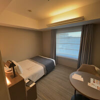 部屋のベッド写真。