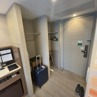 広い。スーツケースを広げられるくらい広い。