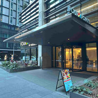 正面玄関は少し奥まった場所に