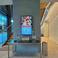 1階左奥にドリンクサービス。その奥にトイレあります。