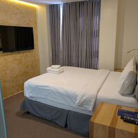 デラックスクイーンの部屋。狭いです。