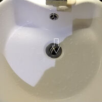 栓の端を押すと水が流れる