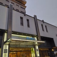 歴史ある日本庭園に隣接してあります。