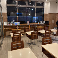 朝食のスペースは狭い