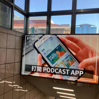 M8出口は上下ともエスカレーターです。すぐ隣のビル内です。