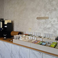 フロント前のアメニティバー、コーヒー等のサービスもあります