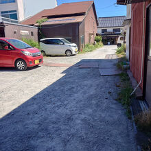 縦長敷地なので駐車難易度は混み具合と運転者のスキルに依存する