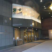 ホテル日航立川の入口です。日航ホテルは、一般的に立派ですね。