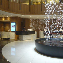 ホテル日航立川のフロントです。気持ちの良い対応、かつ親切です