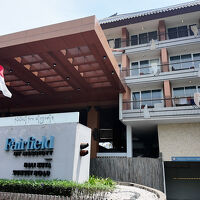 綺麗な外観でフロントはオープンエア