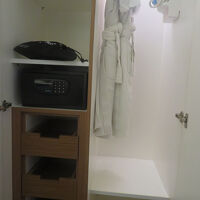 ナイトガウン、アイロン、スリッパ、金庫、冷蔵庫があり