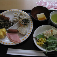 ブッフェ式朝食　料理をお皿に盛り付け