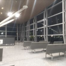 はやくつきすぎて、奥の方で待っていました