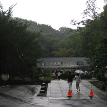 資料館の建物が奥に見えます