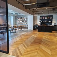 フリードリンクも小腹用のフリーの軽食もありおしゃれなカフェテ