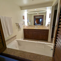 マスターベッドルームのバスタブ