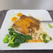 豚足煮込みご飯（カオカームー）。ここのはおいしくなかった