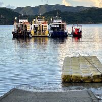 手前にある浮きに乗って船まで行きます。