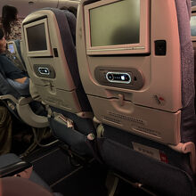 隣のモニターは大丈夫でしたが、私の座席は故障していました