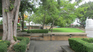 チャオプラヤ川のほとりに位置しています